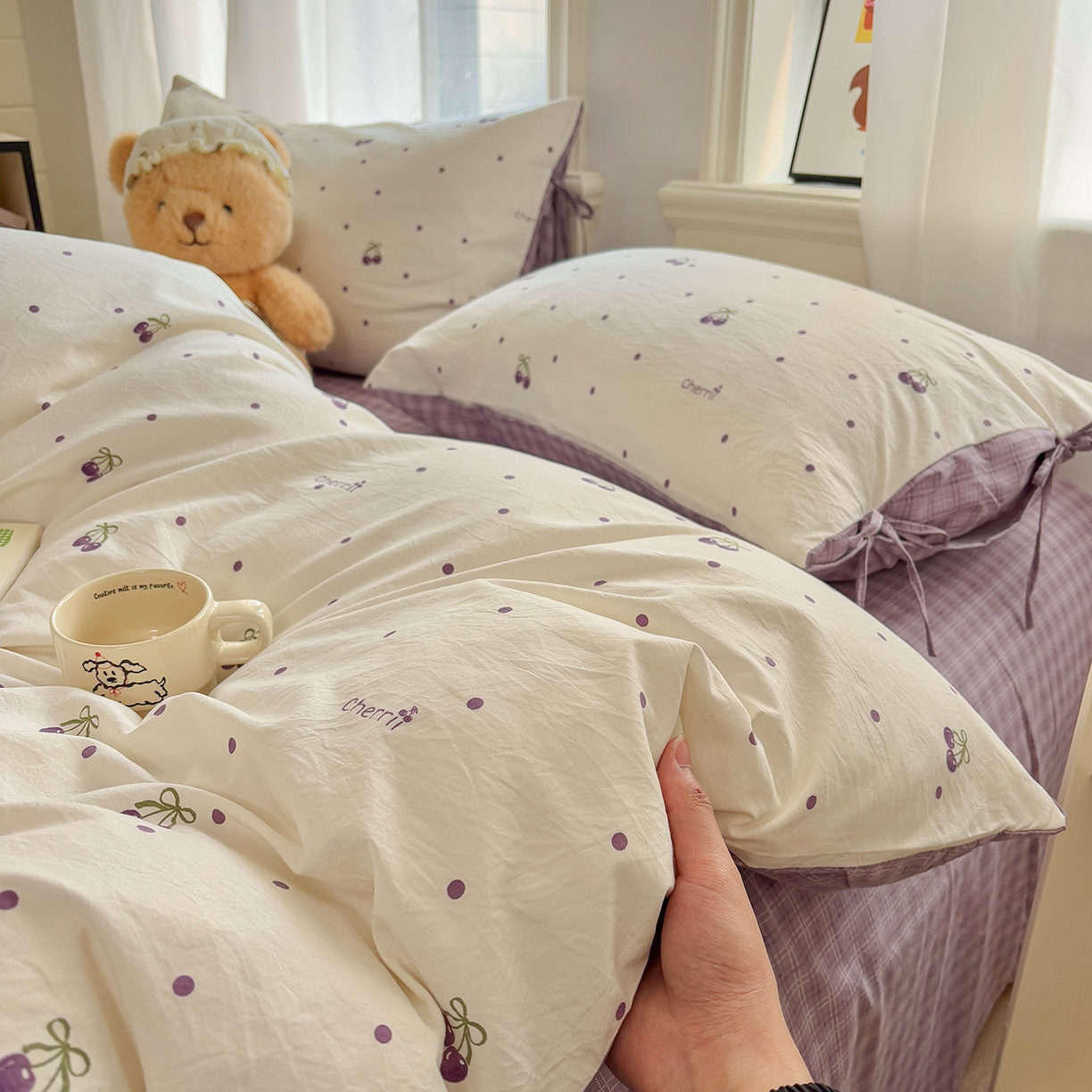 91家纺网 家纺一手货源 找家纺 金梦拉家纺 2026新款小清新绑带格纹碎花系列四件套-花园里系列 花园里-紫樱桃