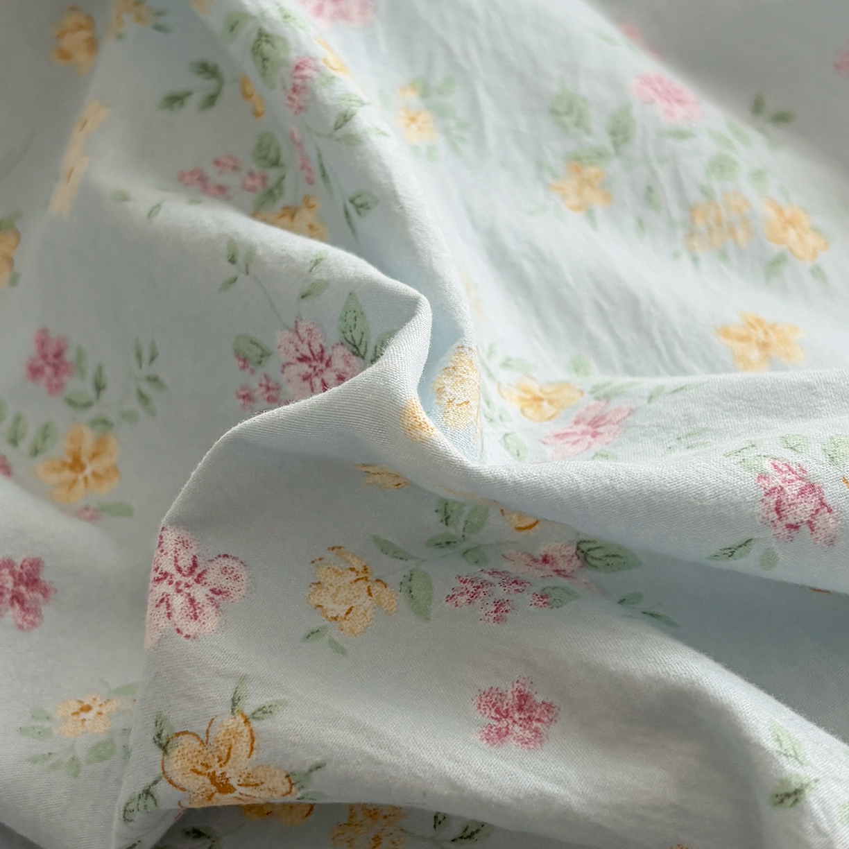 91家纺网 家纺一手货源 找家纺 金梦拉家纺 2026新款小清新绑带格纹碎花系列四件套-花园里系列 花园里-蔚蓝