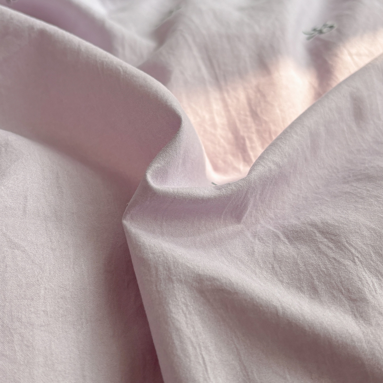 91家纺网 家纺一手货源 找家纺 金梦拉家纺 2026新款小清新绑带格纹碎花系列四件套-花园里系列 花园里-紫色蝴蝶结