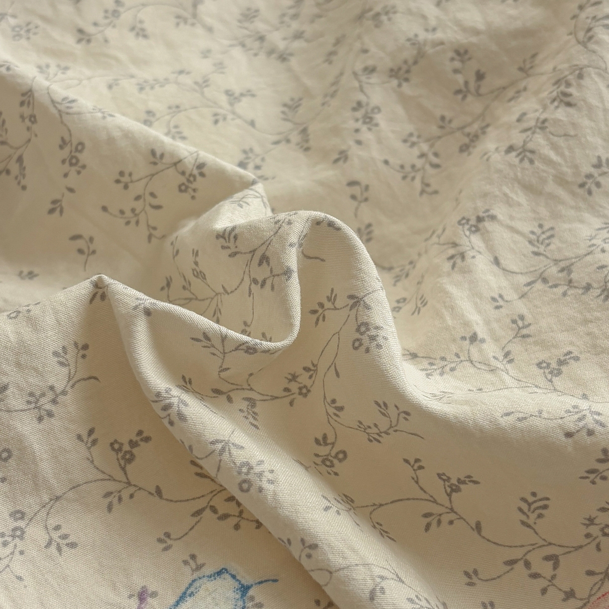 91家纺网 家纺一手货源 找家纺 金梦拉家纺 2026新款小清新绑带格纹碎花系列四件套-花园里系列 花园里-蝶恋花