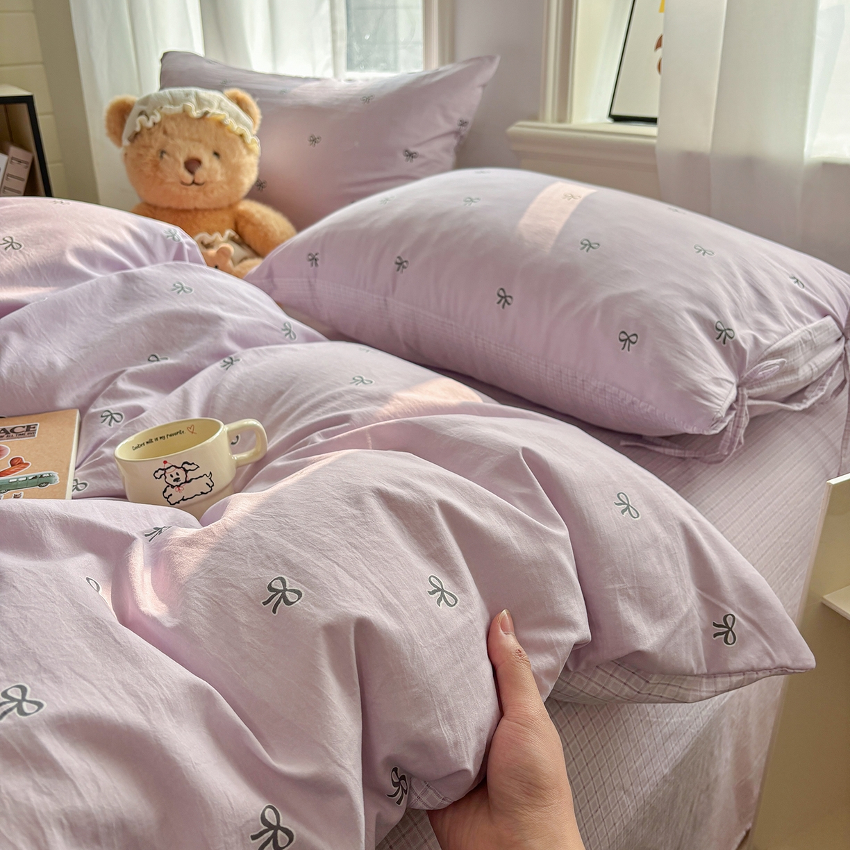 91家纺网 家纺一手货源 找家纺 金梦拉家纺 2026新款小清新绑带格纹碎花系列四件套-花园里系列 花园里-紫色蝴蝶结