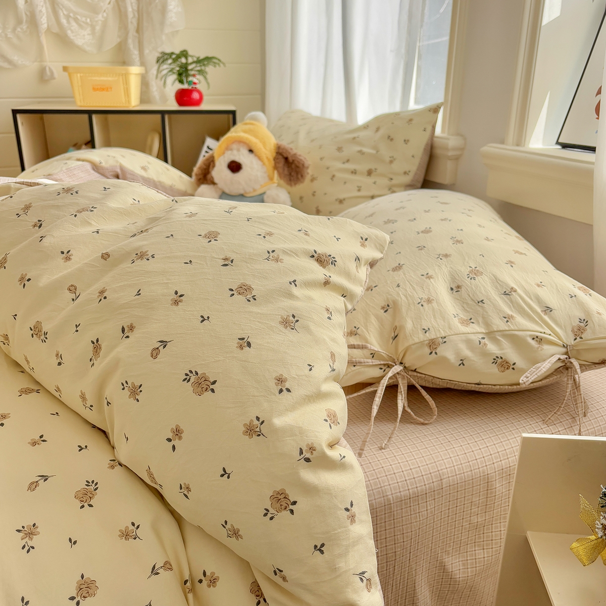 91家纺网 家纺一手货源 找家纺 金梦拉家纺 2026新款小清新绑带格纹碎花系列四件套-花园里系列 花园里-觅棠