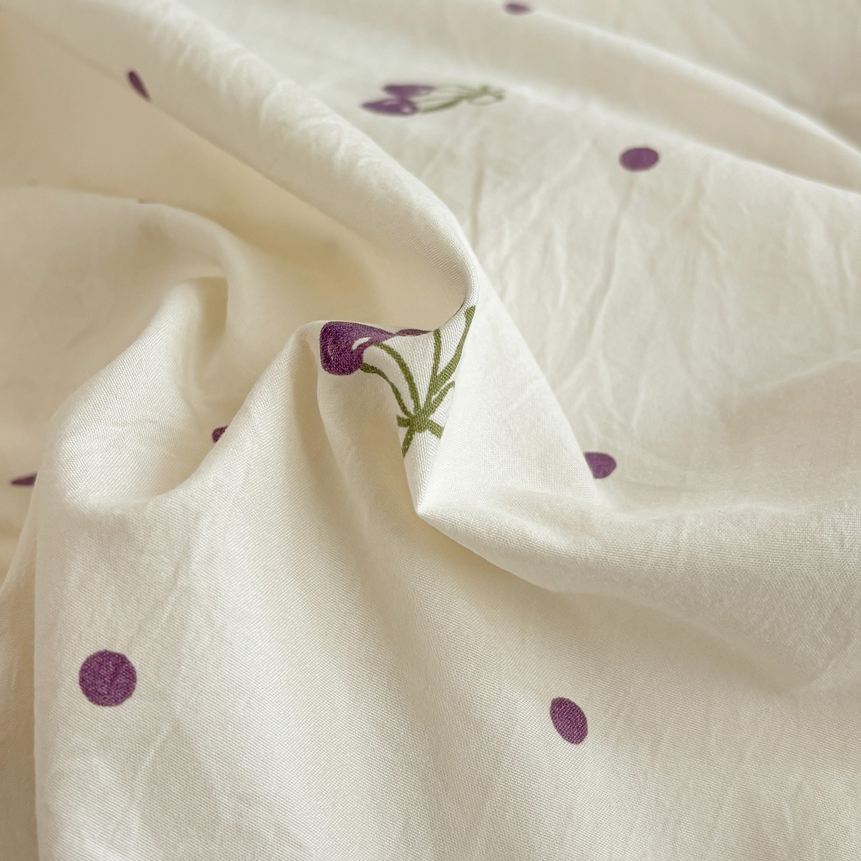 91家纺网 家纺一手货源 找家纺 金梦拉家纺 2026新款小清新绑带格纹碎花系列四件套-花园里系列 花园里-紫樱桃