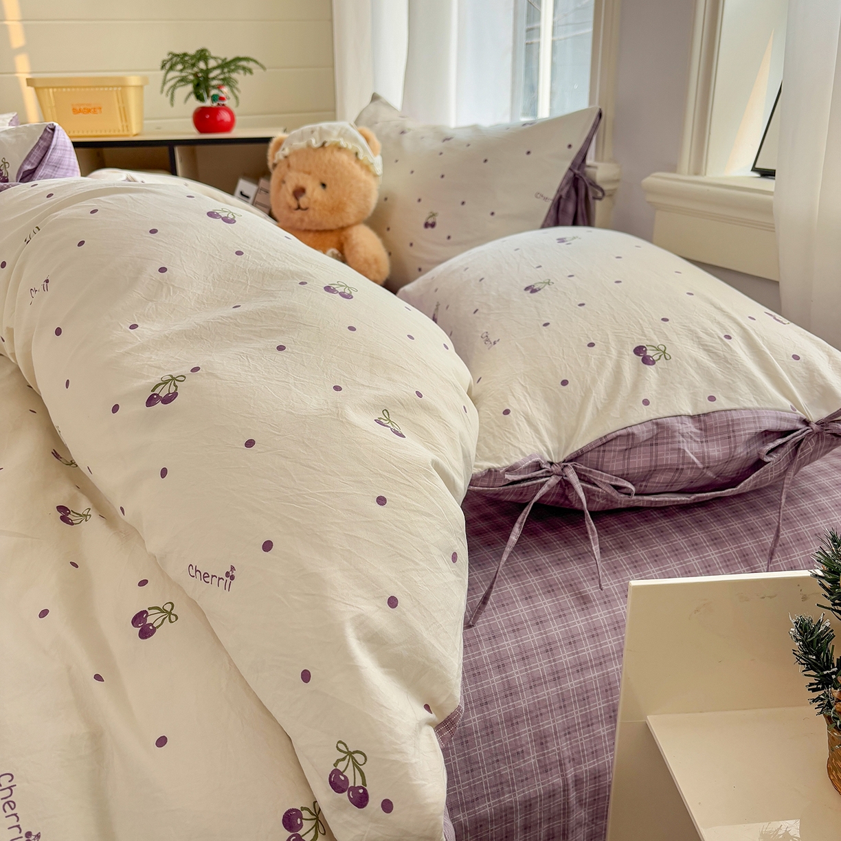 91家纺网 家纺一手货源 找家纺 金梦拉家纺 2026新款小清新绑带格纹碎花系列四件套-花园里系列 花园里-紫樱桃