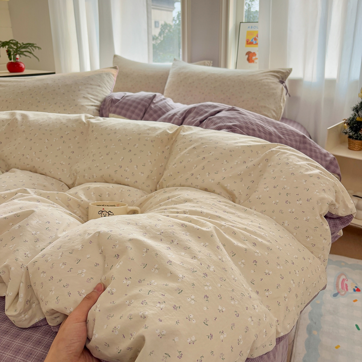 91家纺网 家纺一手货源 找家纺 金梦拉家纺 2026新款小清新绑带格纹碎花系列四件套-花园里系列 花园里-花漾紫