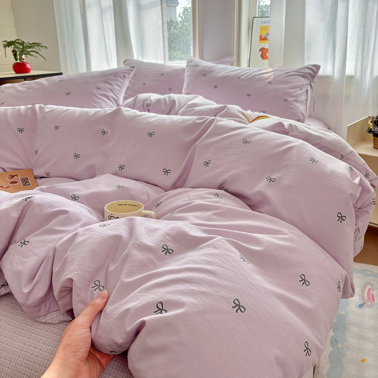 91家纺网 家纺一手货源 找家纺 金梦拉家纺 2026新款小清新绑带格纹碎花系列四件套-花园里系列 花园里-紫色蝴蝶结