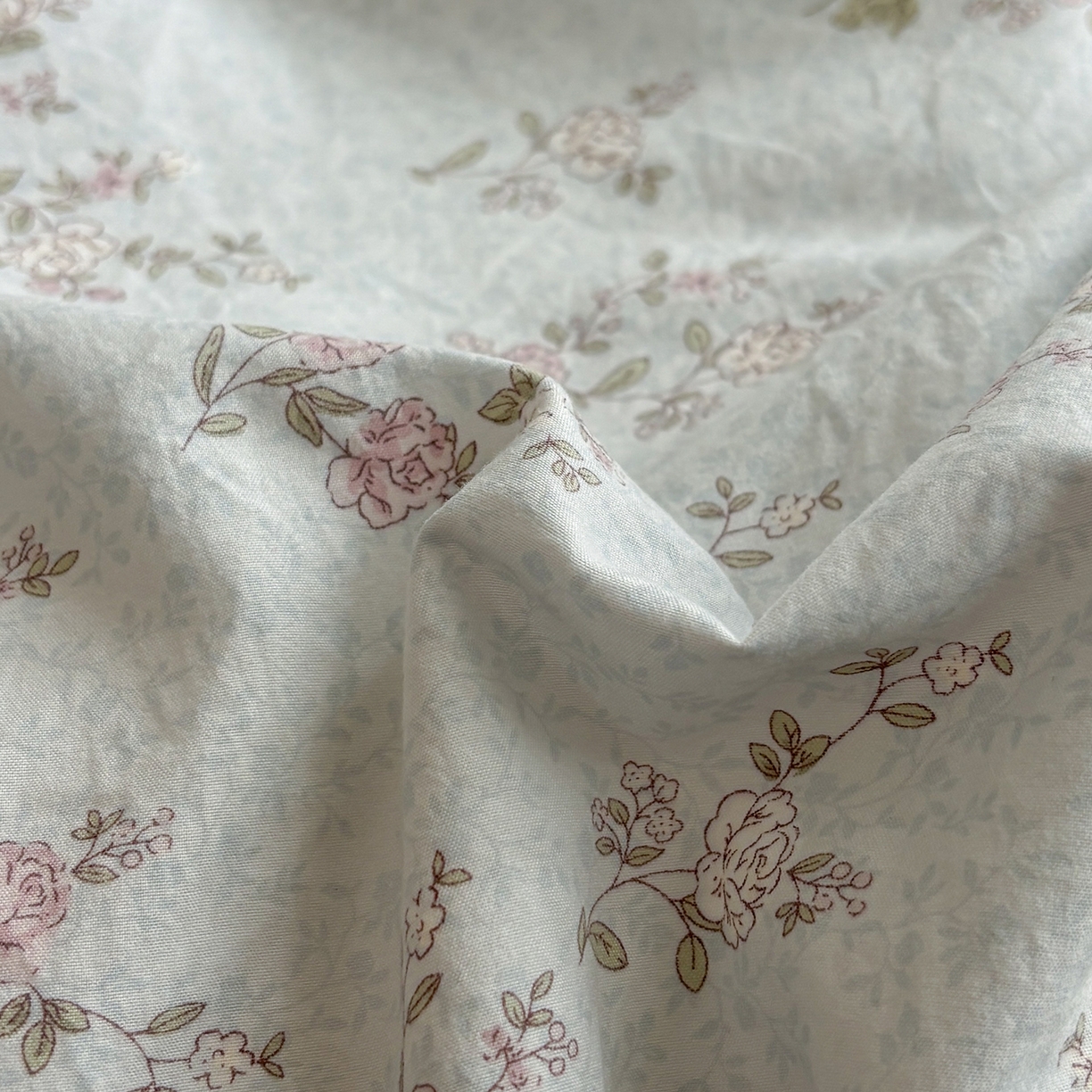 91家纺网 家纺一手货源 找家纺 金梦拉家纺 2026新款小清新绑带格纹碎花系列四件套-花园里系列 花园里-清风木槿