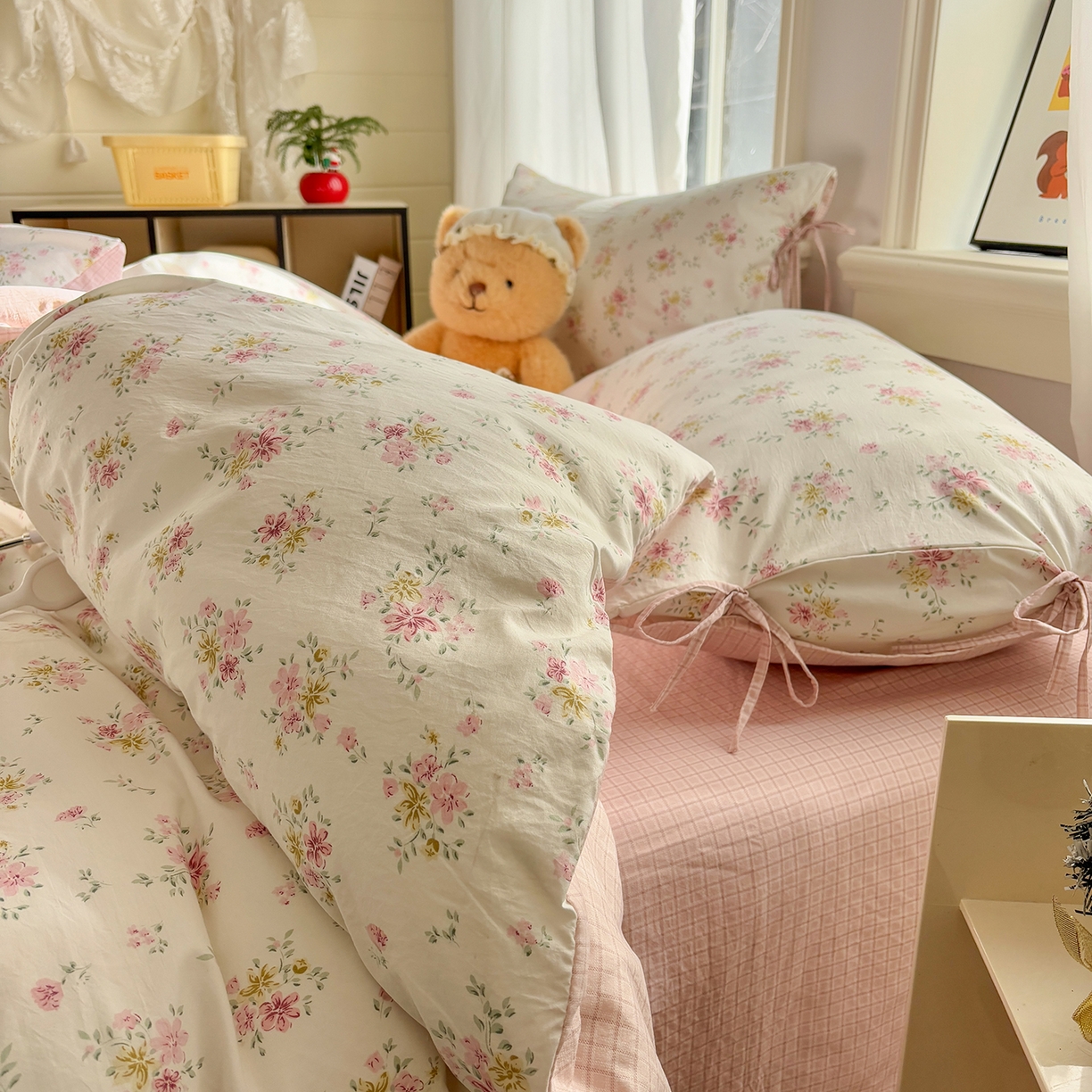 91家纺网 家纺一手货源 找家纺 金梦拉家纺 2026新款小清新绑带格纹碎花系列四件套-花园里系列 花园里-安娜