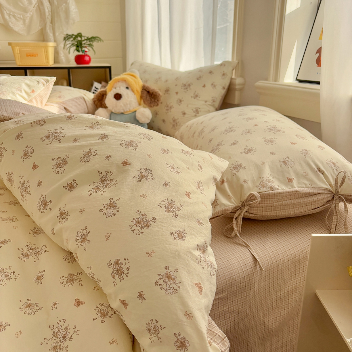 91家纺网 家纺一手货源 找家纺 金梦拉家纺 2026新款小清新绑带格纹碎花系列四件套-花园里系列 花园里-蝶舞