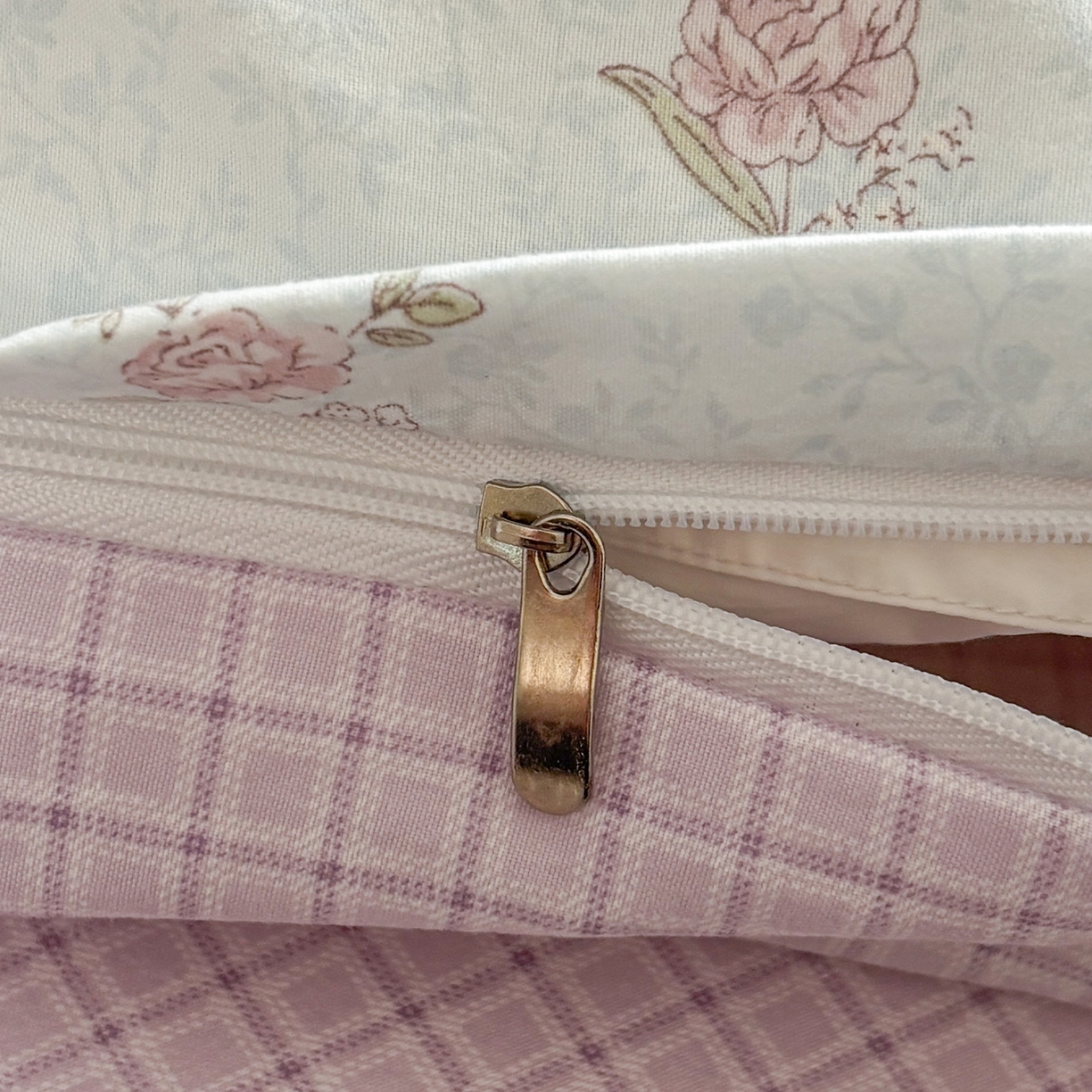 91家纺网 家纺一手货源 找家纺 金梦拉家纺 2026新款小清新绑带格纹碎花系列四件套-花园里系列 花园里-清风木槿