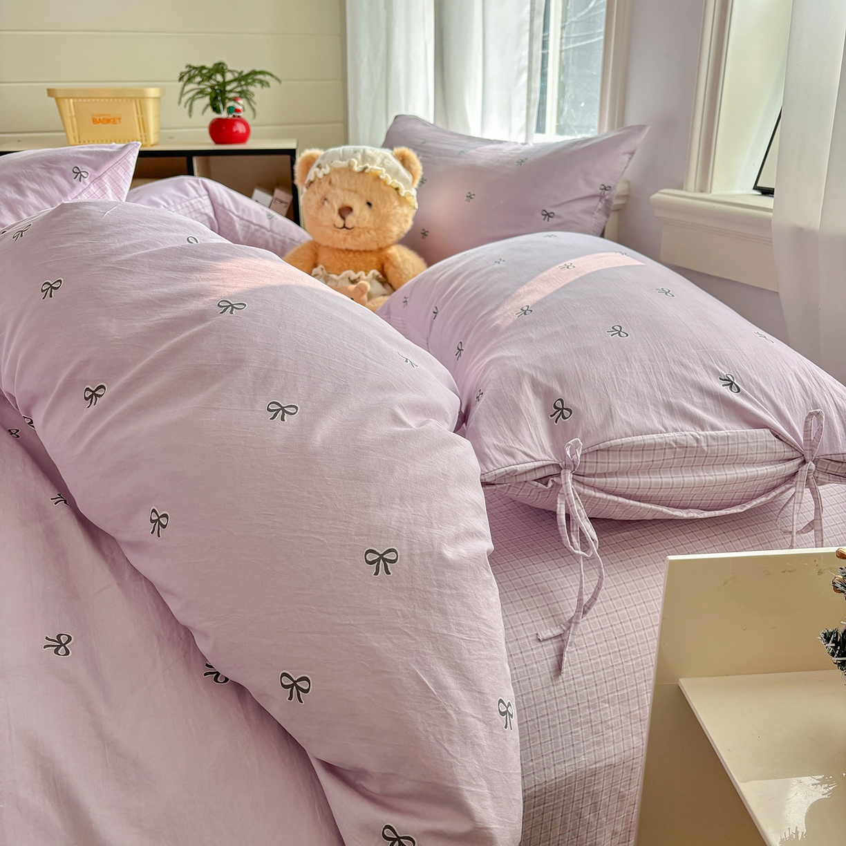 91家纺网 家纺一手货源 找家纺 金梦拉家纺 2026新款小清新绑带格纹碎花系列四件套-花园里系列 花园里-紫色蝴蝶结