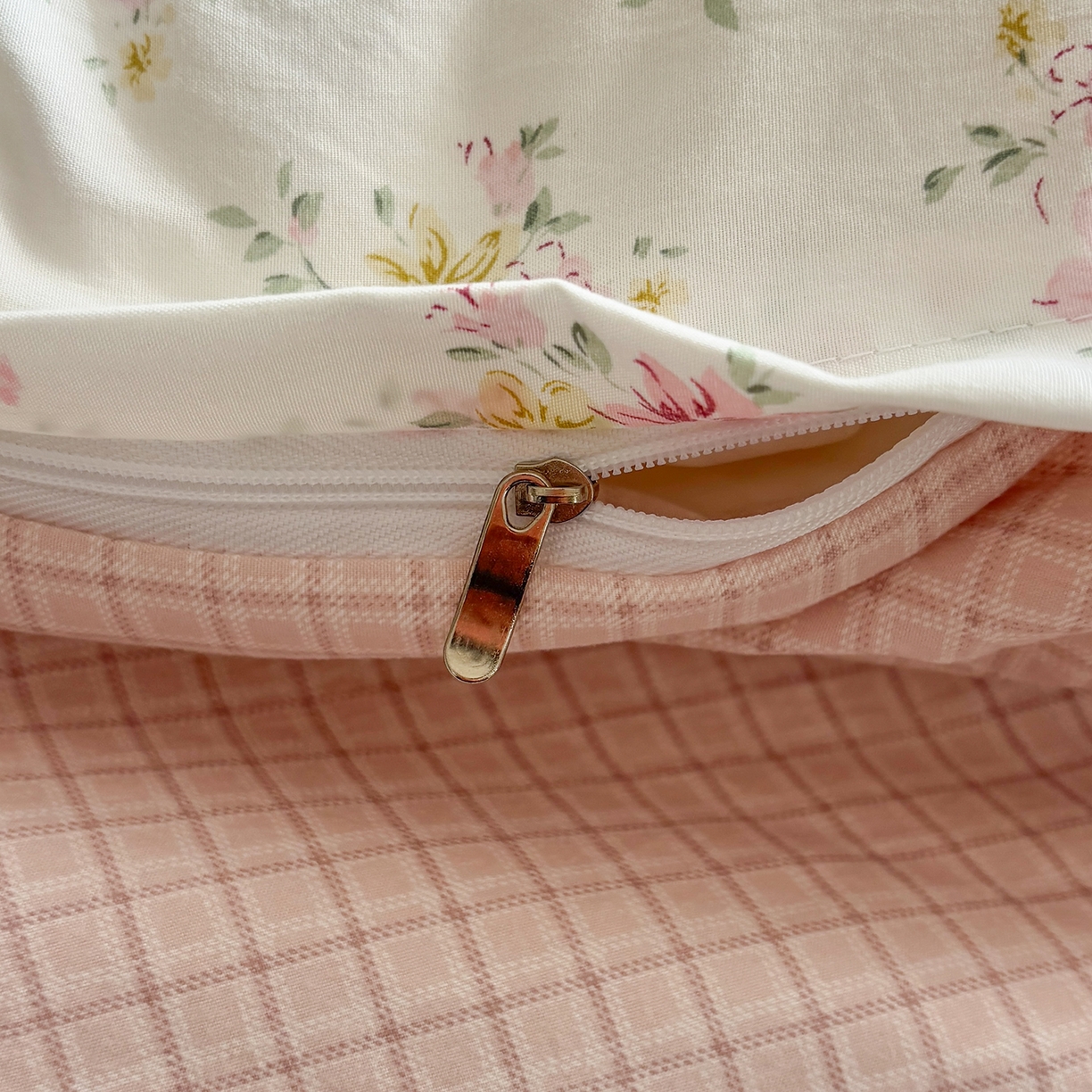 91家纺网 家纺一手货源 找家纺 金梦拉家纺 2026新款小清新绑带格纹碎花系列四件套-花园里系列 花园里-安娜