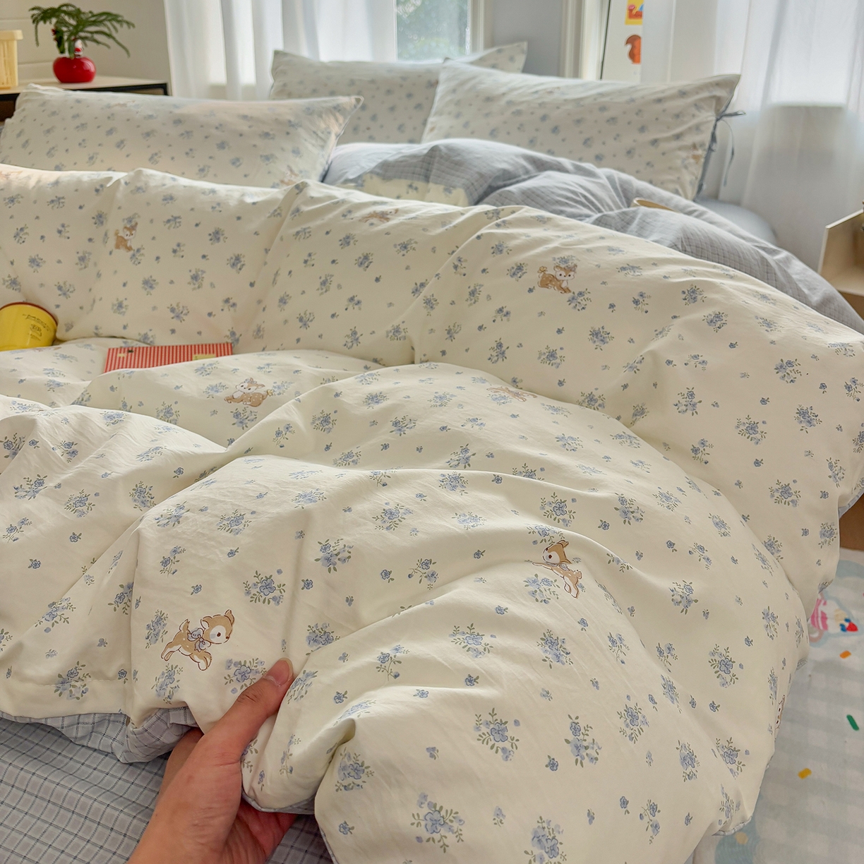 91家纺网 家纺一手货源 找家纺 金梦拉家纺 2026新款小清新绑带格纹碎花系列四件套-花园里系列 花园里-碎花小鹿