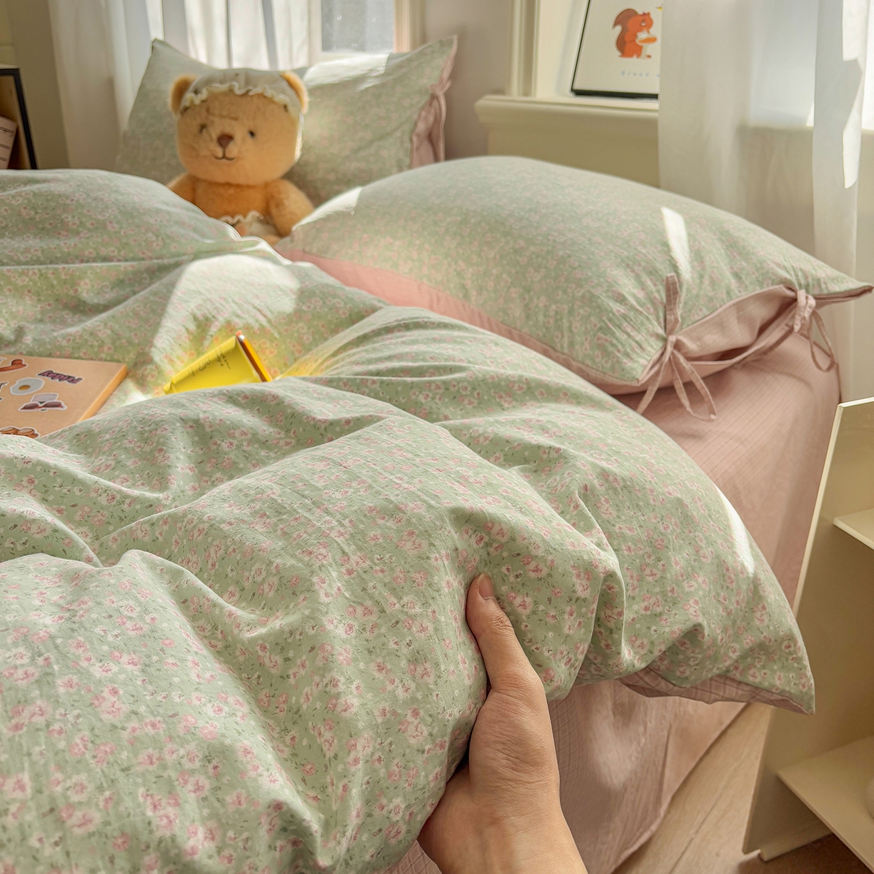 91家纺网 家纺一手货源 找家纺 金梦拉家纺 2026新款小清新绑带格纹碎花系列四件套-花园里系列 花园里-翠微花开