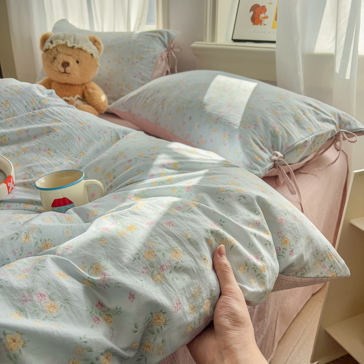 91家纺网 家纺一手货源 找家纺 金梦拉家纺 2026新款小清新绑带格纹碎花系列四件套-花园里系列 花园里-蔚蓝