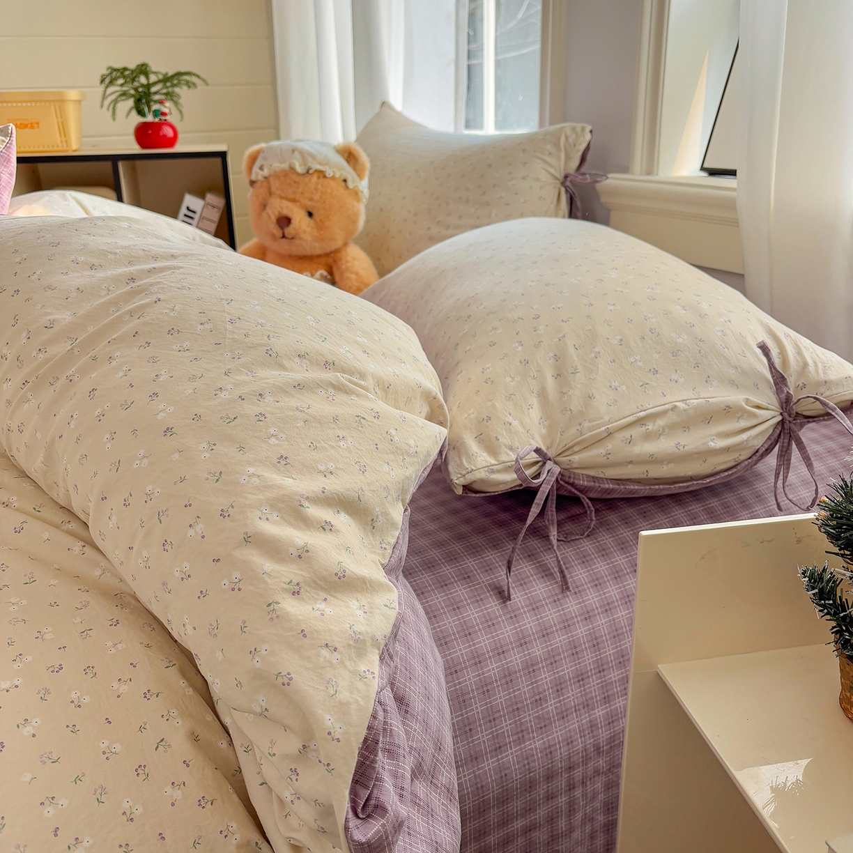 91家纺网 家纺一手货源 找家纺 金梦拉家纺 2026新款小清新绑带格纹碎花系列四件套-花园里系列 花园里-花漾紫