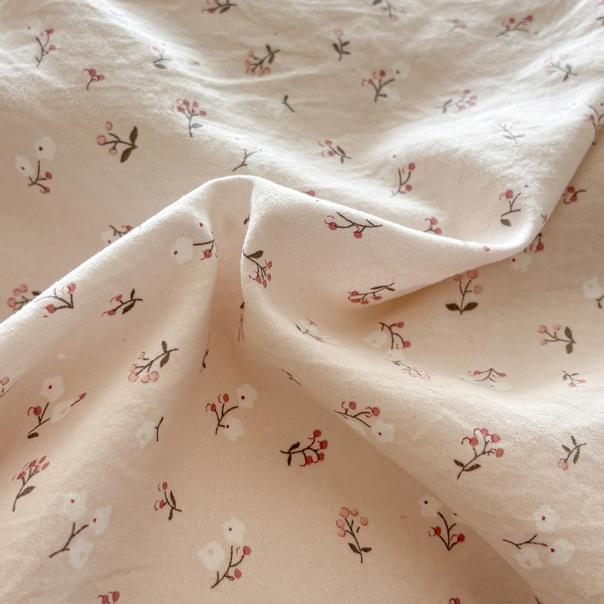 91家纺网 家纺一手货源 找家纺 金梦拉家纺 2026新款小清新绑带格纹碎花系列四件套-花园里系列 花园里-花漾粉