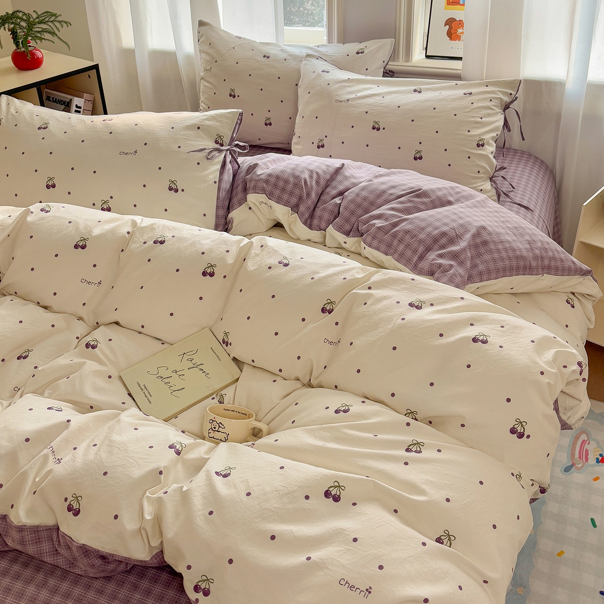 91家纺网 家纺一手货源 找家纺 金梦拉家纺 2026新款小清新绑带格纹碎花系列四件套-花园里系列 花园里-紫樱桃