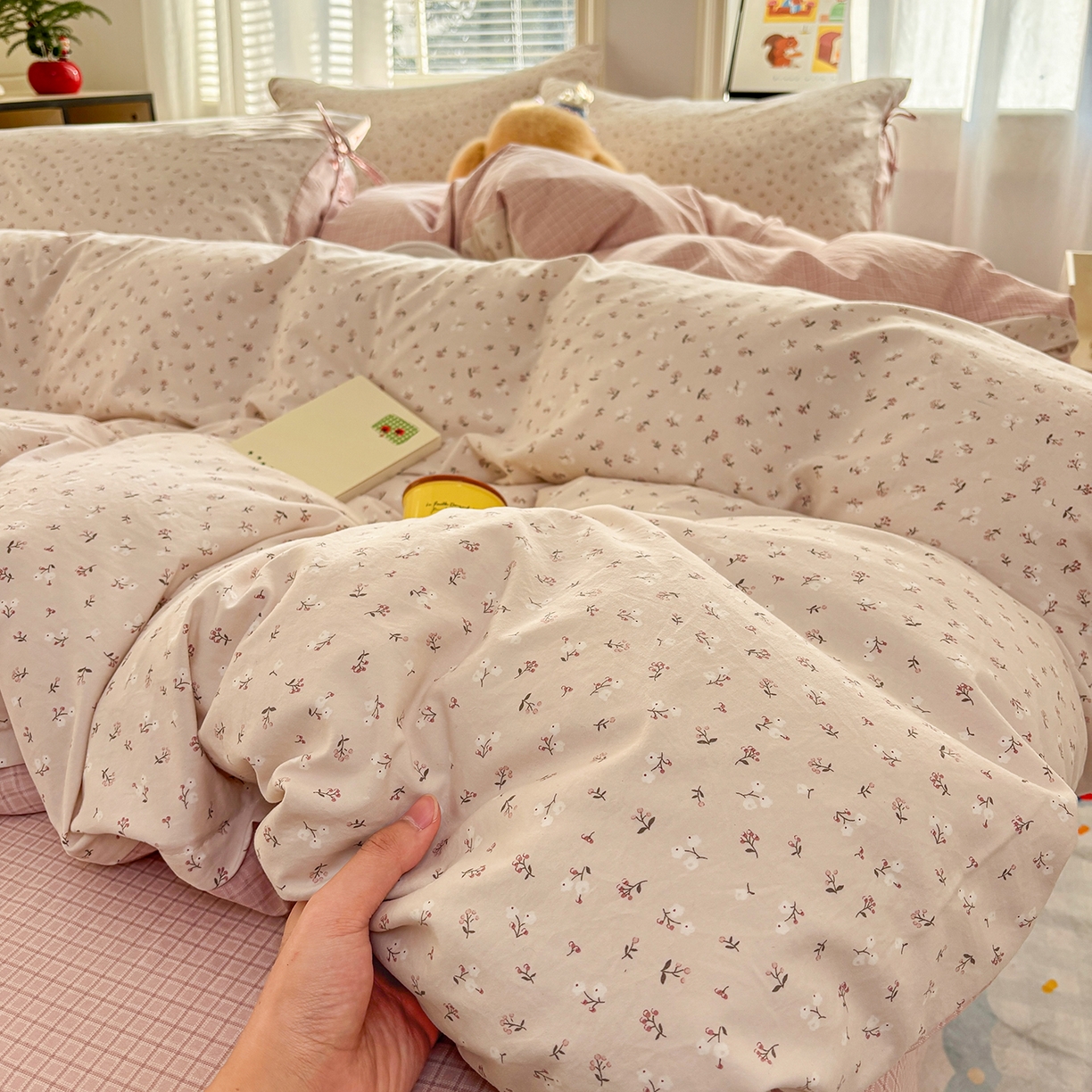 91家纺网 家纺一手货源 找家纺 金梦拉家纺 2026新款小清新绑带格纹碎花系列四件套-花园里系列 花园里-花漾粉