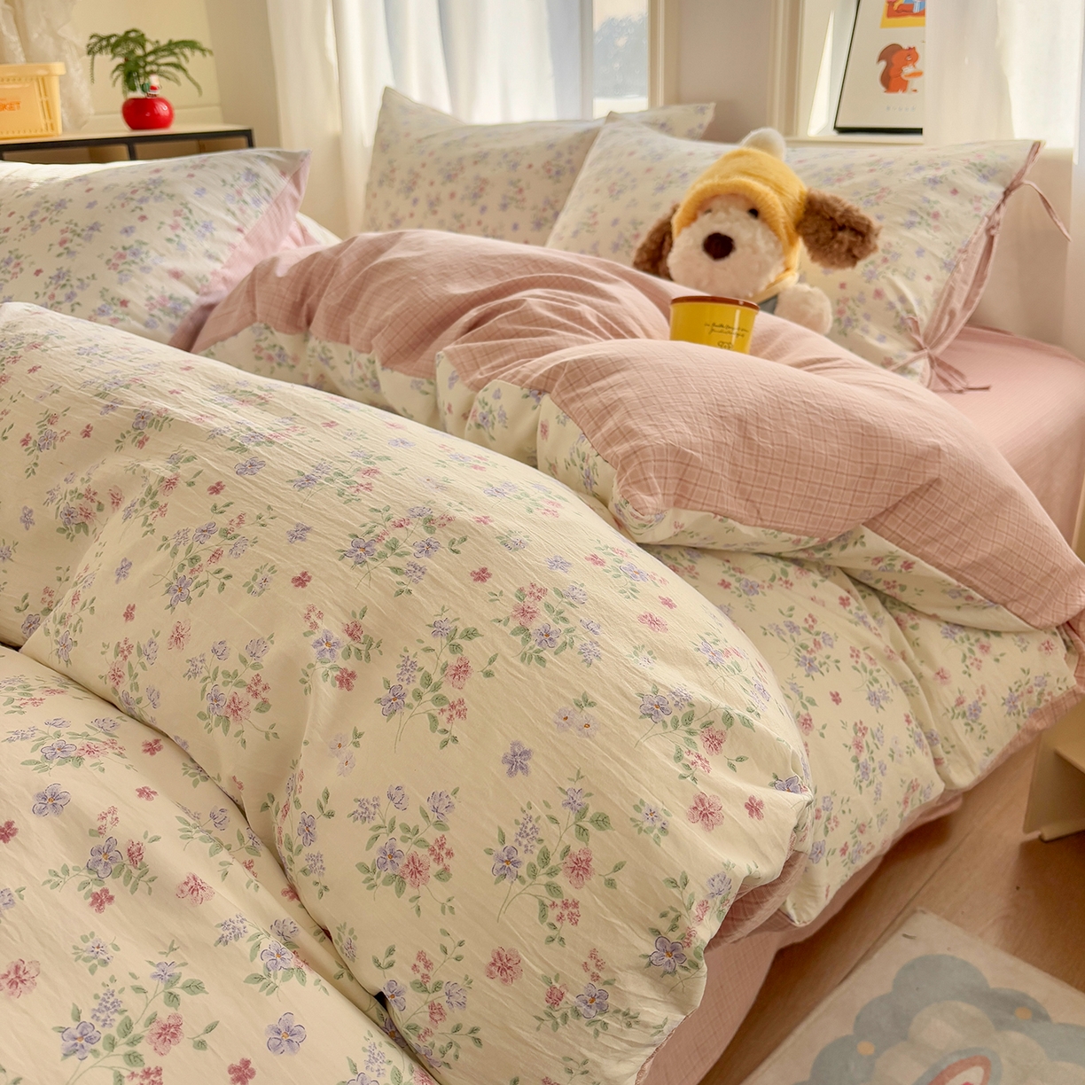 91家纺网 家纺一手货源 找家纺 金梦拉家纺 2026新款小清新绑带格纹碎花系列四件套-花园里系列 花园里-芳菲粉