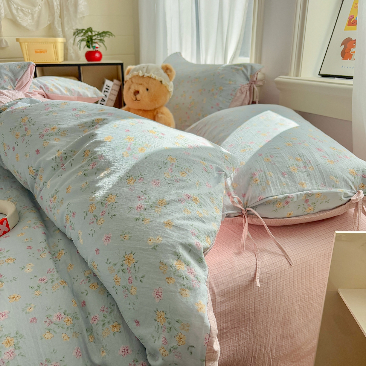 91家纺网 家纺一手货源 找家纺 金梦拉家纺 2026新款小清新绑带格纹碎花系列四件套-花园里系列 花园里-蔚蓝