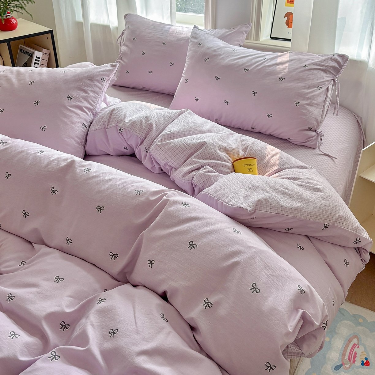 91家纺网 家纺一手货源 找家纺 金梦拉家纺 2026新款小清新绑带格纹碎花系列四件套-花园里系列 花园里-紫色蝴蝶结