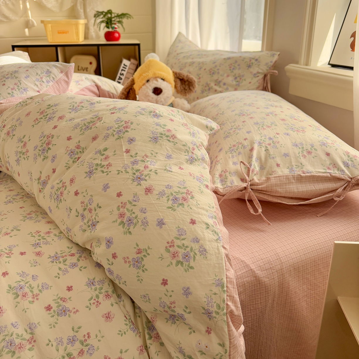 91家纺网 家纺一手货源 找家纺 金梦拉家纺 2026新款小清新绑带格纹碎花系列四件套-花园里系列 花园里-芳菲粉