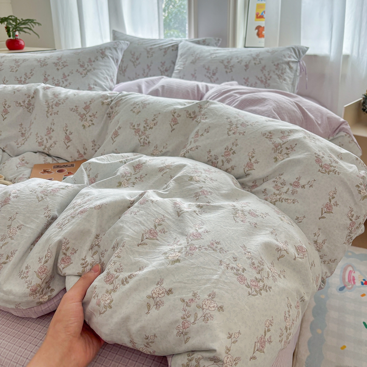 91家纺网 家纺一手货源 找家纺 金梦拉家纺 2026新款小清新绑带格纹碎花系列四件套-花园里系列 花园里-清风木槿