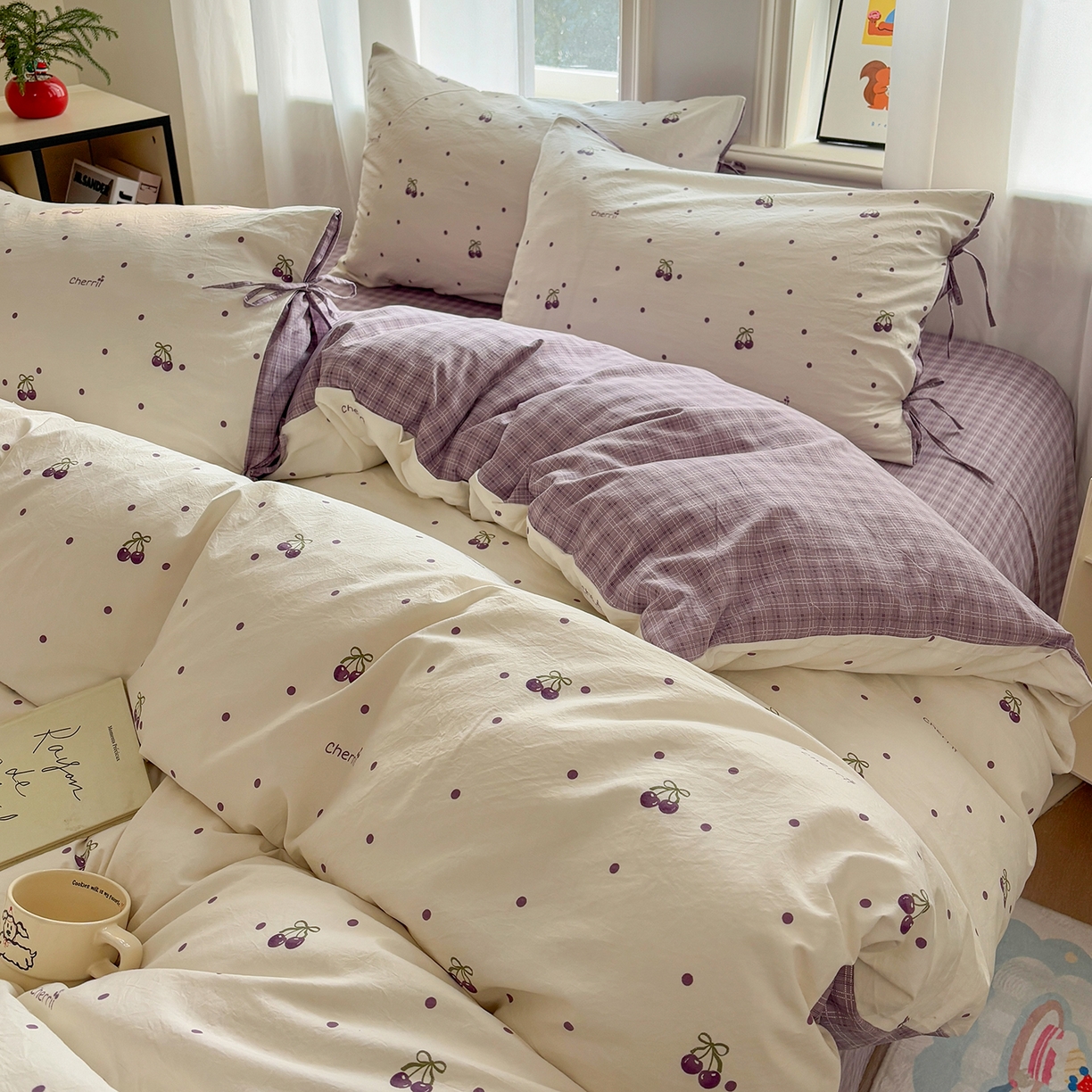 91家纺网 家纺一手货源 找家纺 金梦拉家纺 2026新款小清新绑带格纹碎花系列四件套-花园里系列 花园里-紫樱桃