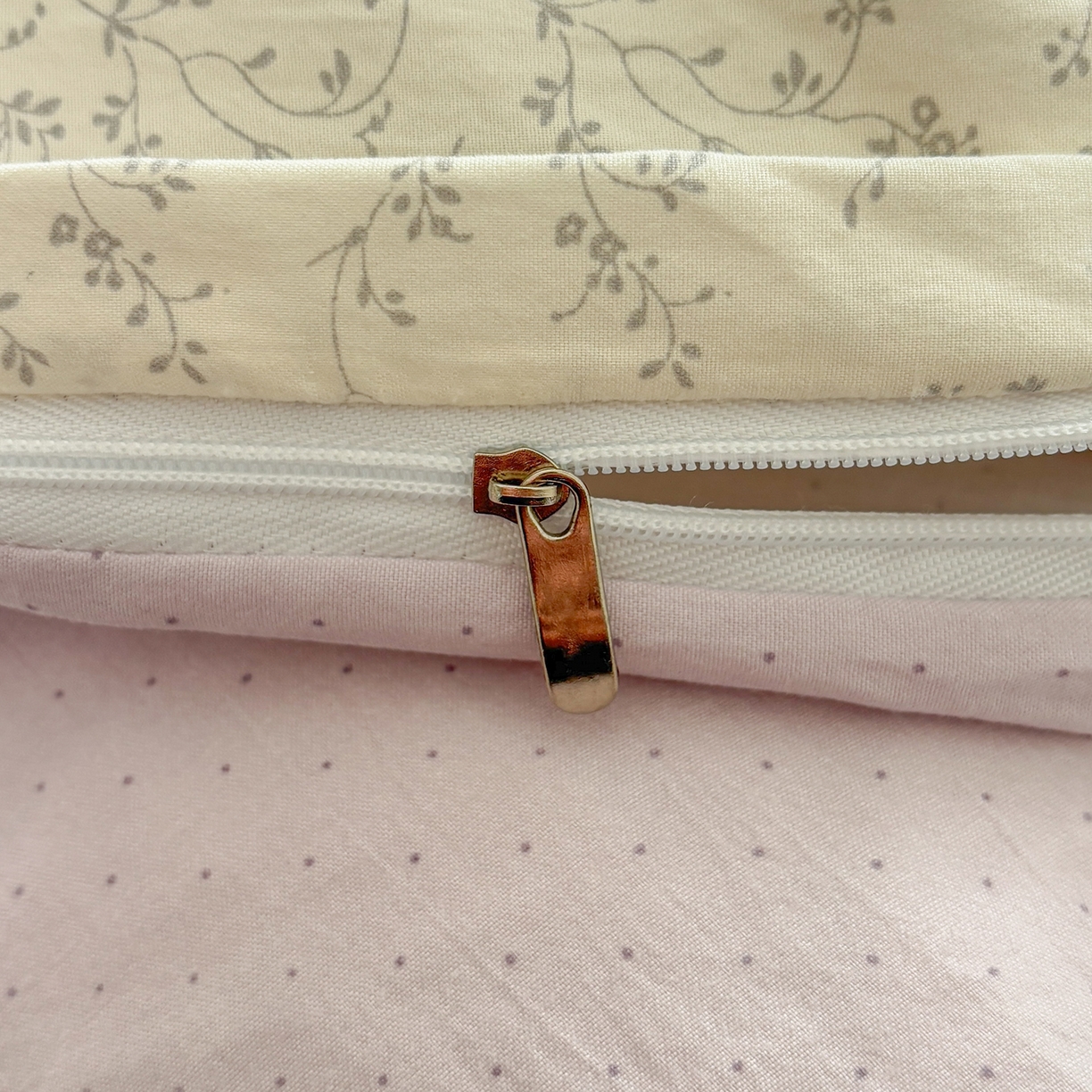 91家纺网 家纺一手货源 找家纺 金梦拉家纺 2026新款小清新绑带格纹碎花系列四件套-花园里系列 花园里-蝶恋花