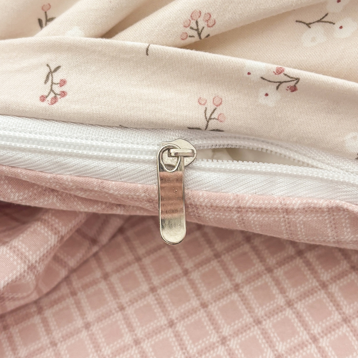 91家纺网 家纺一手货源 找家纺 金梦拉家纺 2026新款小清新绑带格纹碎花系列四件套-花园里系列 花园里-花漾粉