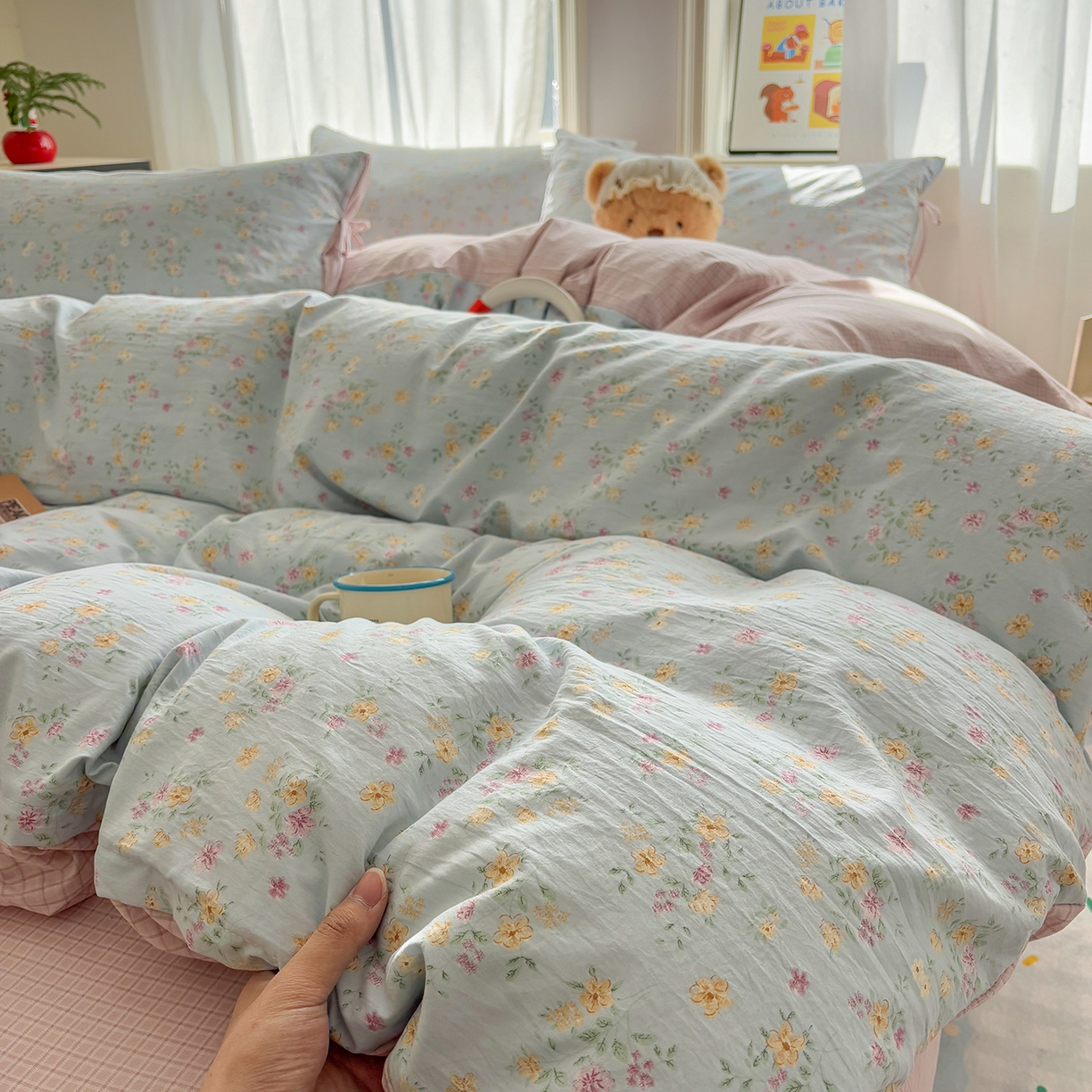 91家纺网 家纺一手货源 找家纺 金梦拉家纺 2026新款小清新绑带格纹碎花系列四件套-花园里系列 花园里-蔚蓝