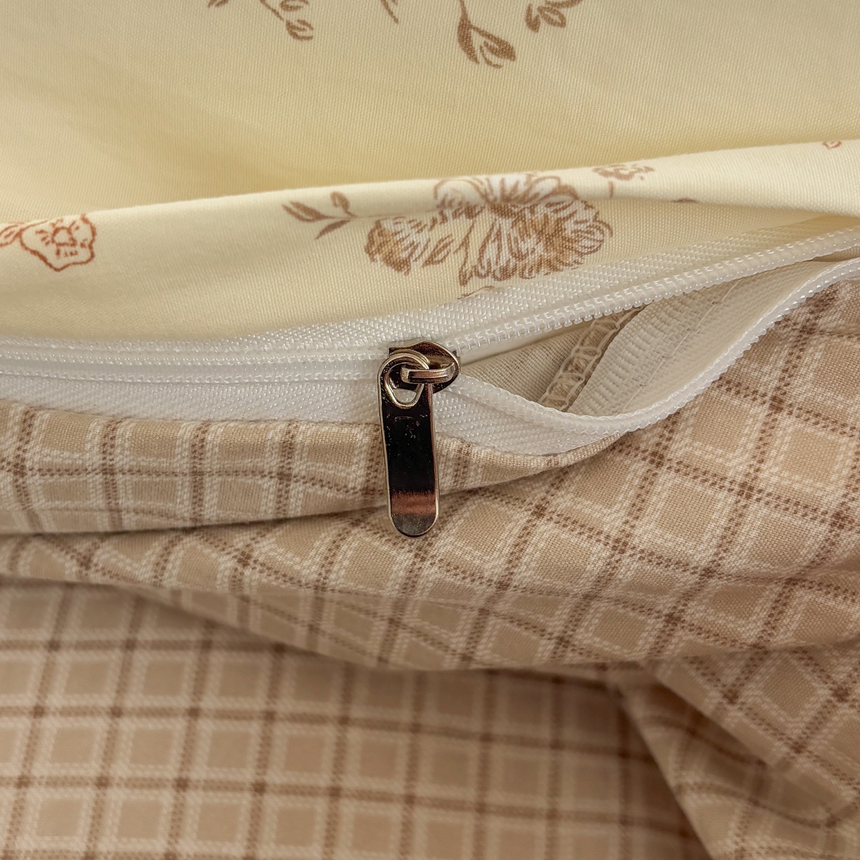 91家纺网 家纺一手货源 找家纺 金梦拉家纺 2026新款小清新绑带格纹碎花系列四件套-花园里系列 花园里-蝶舞