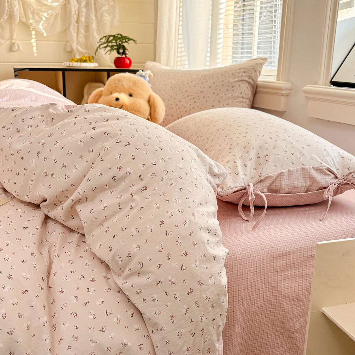 91家纺网 家纺一手货源 找家纺 金梦拉家纺 2026新款小清新绑带格纹碎花系列四件套-花园里系列 花园里-花漾粉