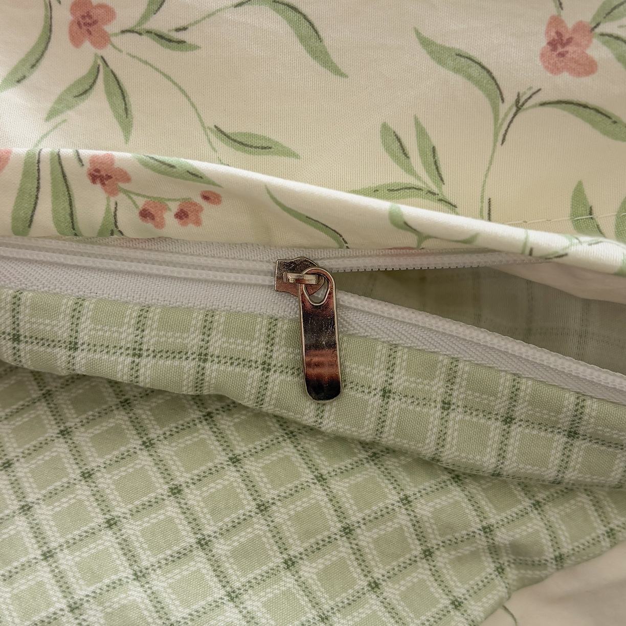 91家纺网 家纺一手货源 找家纺 金梦拉家纺 2026新款小清新绑带格纹碎花系列四件套-花园里系列 花园里-清新绿