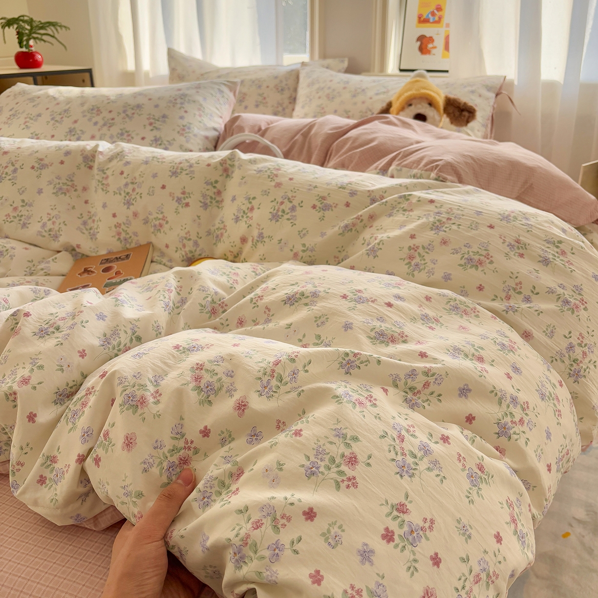 91家纺网 家纺一手货源 找家纺 金梦拉家纺 2026新款小清新绑带格纹碎花系列四件套-花园里系列 花园里-芳菲粉