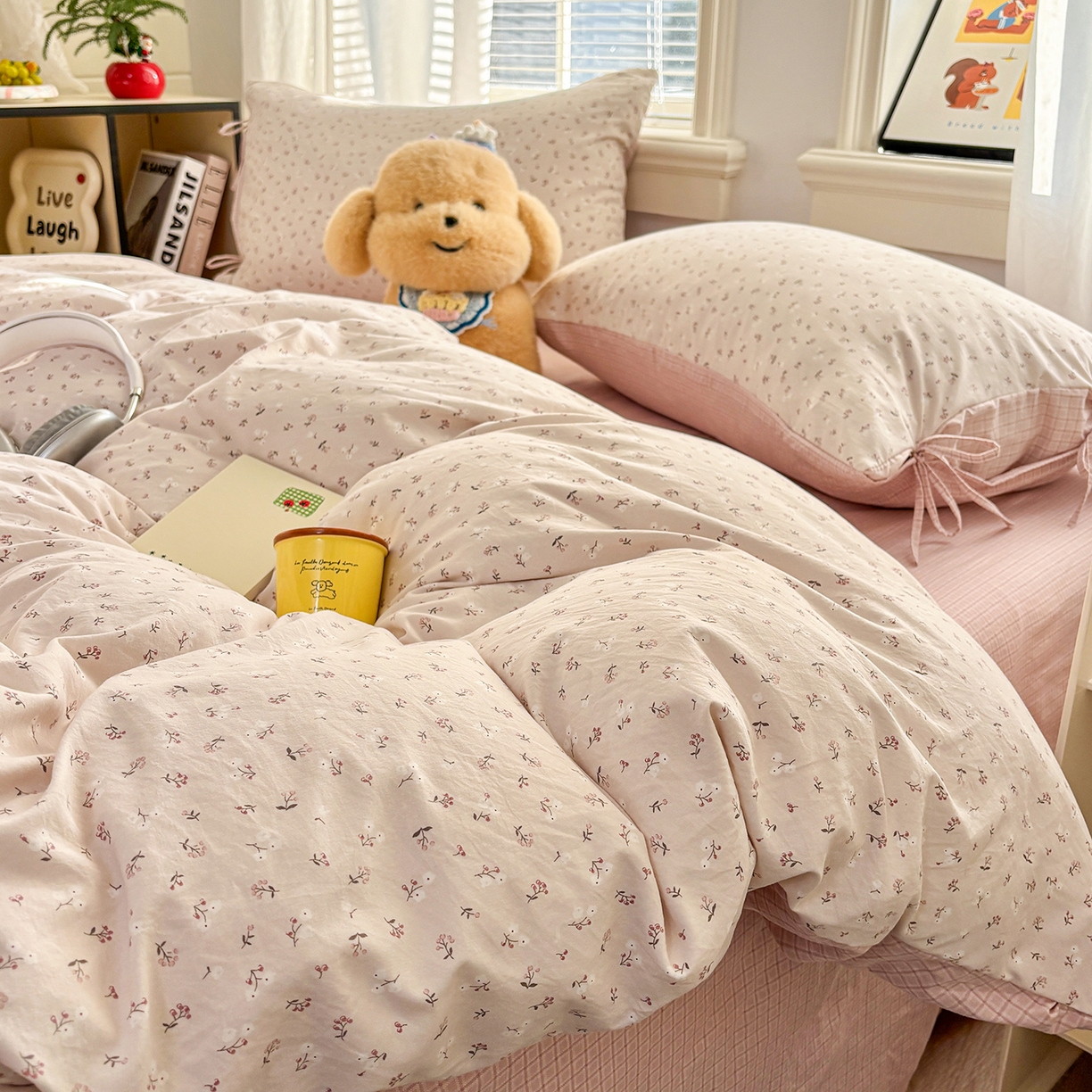 91家纺网 家纺一手货源 找家纺 金梦拉家纺 2026新款小清新绑带格纹碎花系列四件套-花园里系列 花园里-花漾粉