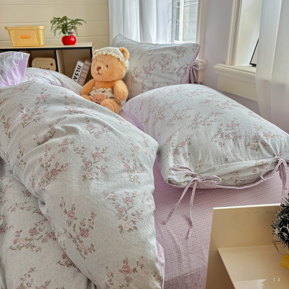 91家纺网 家纺一手货源 找家纺 金梦拉家纺 2026新款小清新绑带格纹碎花系列四件套-花园里系列 花园里-清风木槿