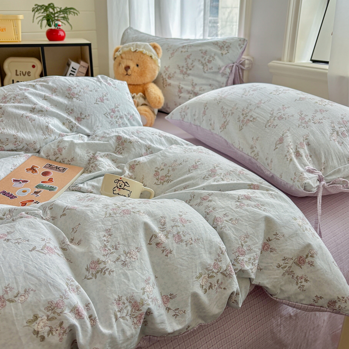 91家纺网 家纺一手货源 找家纺 金梦拉家纺 2026新款小清新绑带格纹碎花系列四件套-花园里系列 花园里-清风木槿