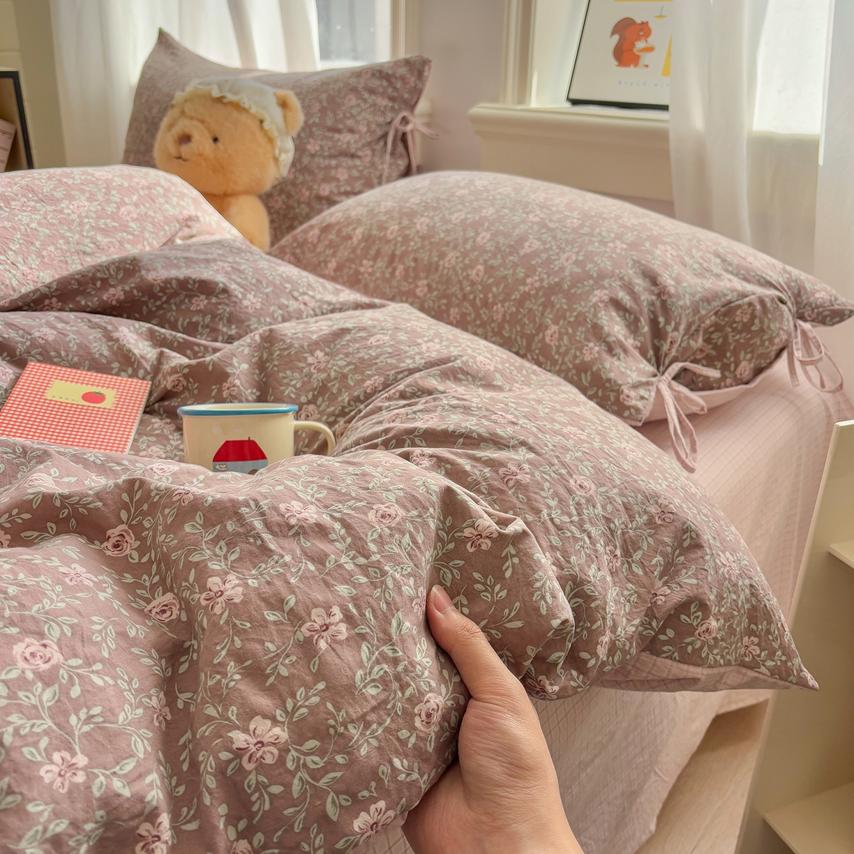 91家纺网 家纺一手货源 找家纺 金梦拉家纺 2026新款小清新绑带格纹碎花系列四件套-花园里系列 花园里-境禾咖