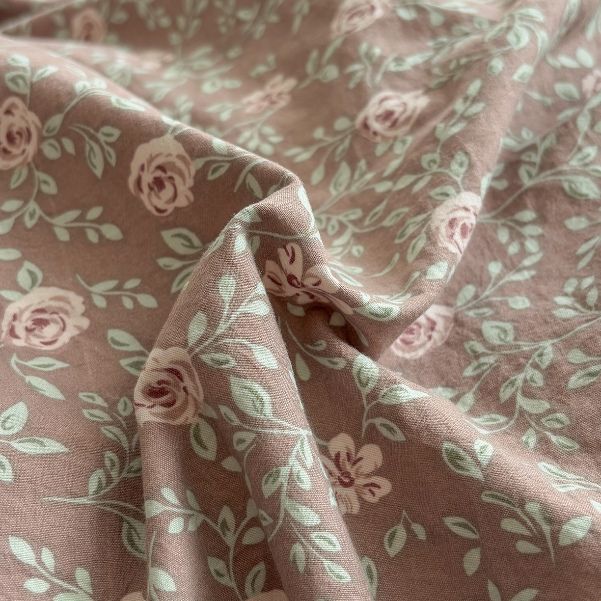 91家纺网 家纺一手货源 找家纺 金梦拉家纺 2026新款小清新绑带格纹碎花系列四件套-花园里系列 花园里-境禾咖