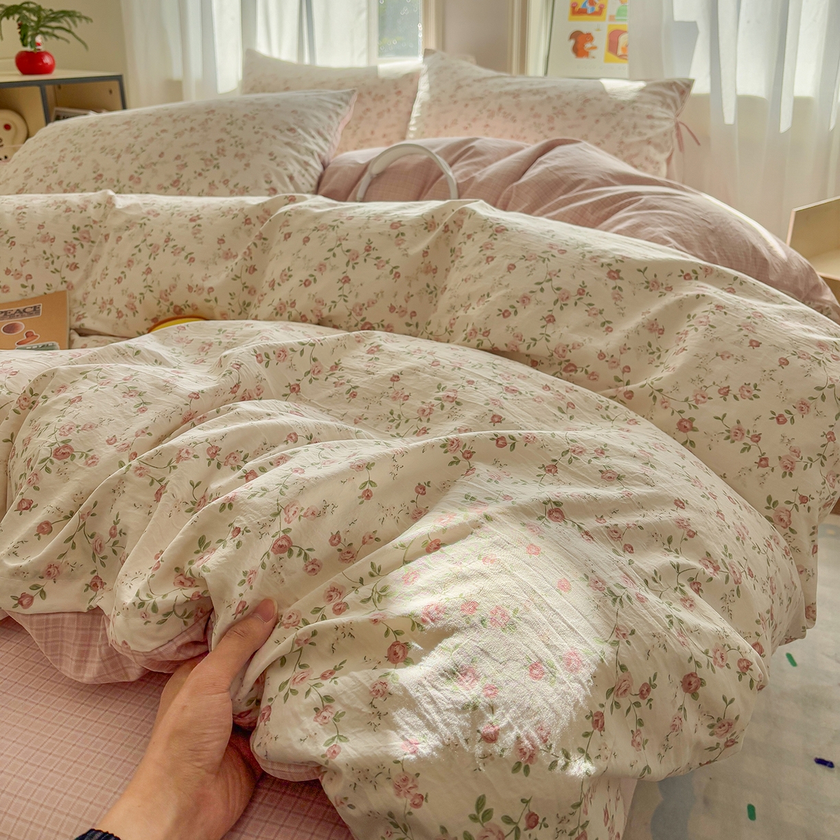 91家纺网 家纺一手货源 找家纺 金梦拉家纺 2026新款小清新绑带格纹碎花系列四件套-花园里系列 花园里-蔷薇花语