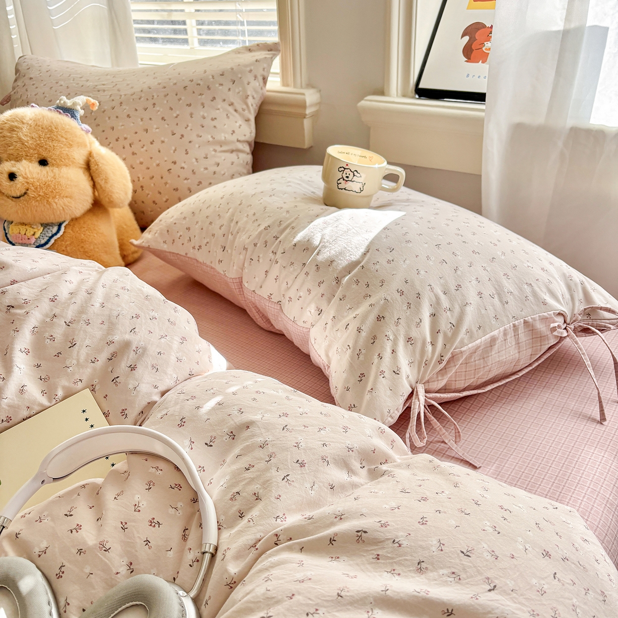 91家纺网 家纺一手货源 找家纺 金梦拉家纺 2026新款小清新绑带格纹碎花系列四件套-花园里系列 花园里-花漾粉