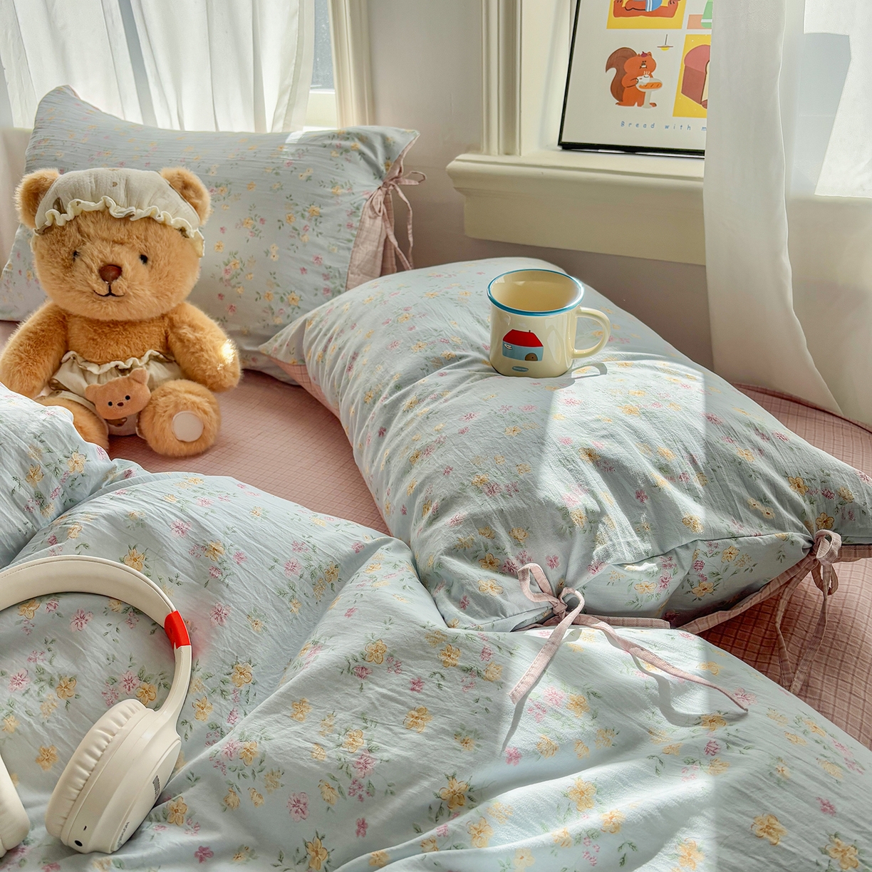 91家纺网 家纺一手货源 找家纺 金梦拉家纺 2026新款小清新绑带格纹碎花系列四件套-花园里系列 花园里-蔚蓝