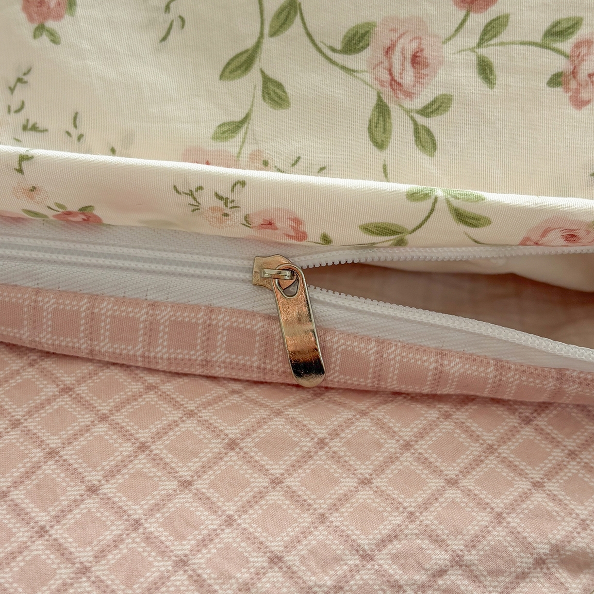 91家纺网 家纺一手货源 找家纺 金梦拉家纺 2026新款小清新绑带格纹碎花系列四件套-花园里系列 花园里-蔷薇花语