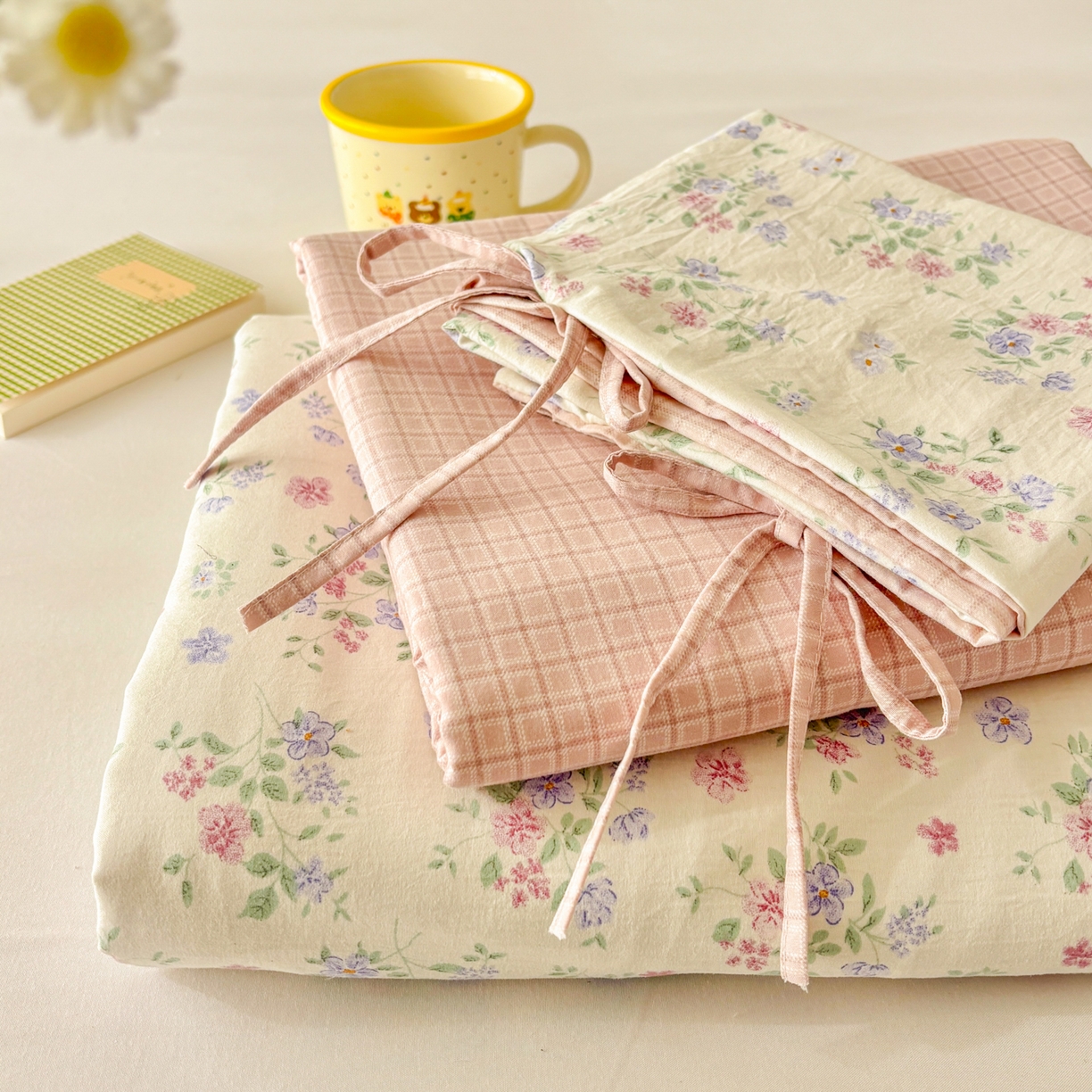 金梦拉家纺 2026新款小清新绑带格纹碎花系列四件套-花园里系列 花园里-芳菲粉