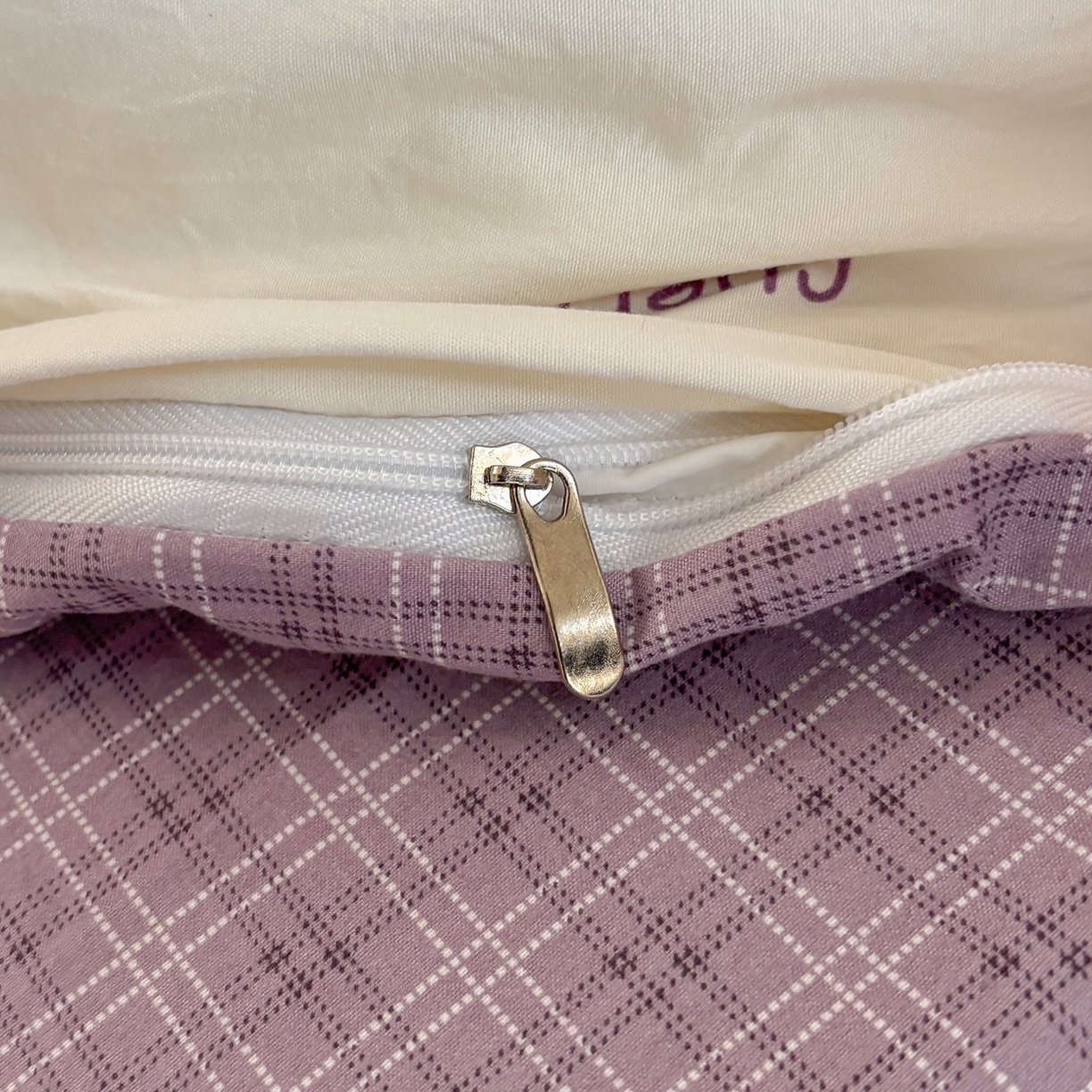 91家纺网 家纺一手货源 找家纺 金梦拉家纺 2026新款小清新绑带格纹碎花系列四件套-花园里系列 花园里-紫樱桃