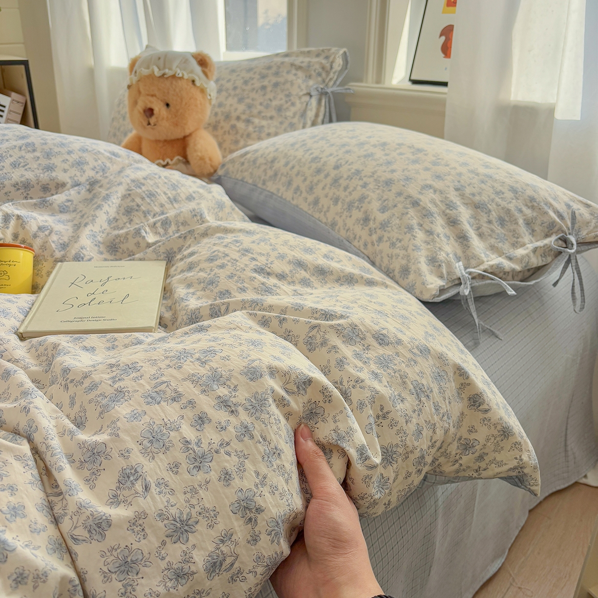 91家纺网 家纺一手货源 找家纺 金梦拉家纺 2026新款小清新绑带格纹碎花系列四件套-花园里系列 花园里-森兰