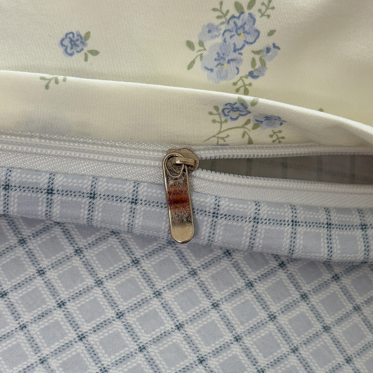 91家纺网 家纺一手货源 找家纺 金梦拉家纺 2026新款小清新绑带格纹碎花系列四件套-花园里系列 花园里-碎花小鹿