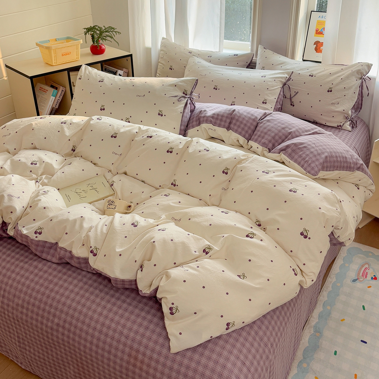 91家纺网 家纺一手货源 找家纺 金梦拉家纺 2026新款小清新绑带格纹碎花系列四件套-花园里系列 花园里-紫樱桃